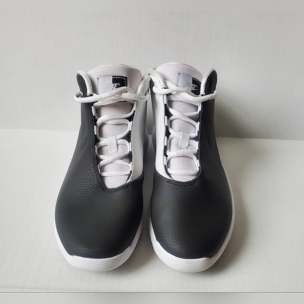 Nike Woman's Black and White Sneakers Sz 10